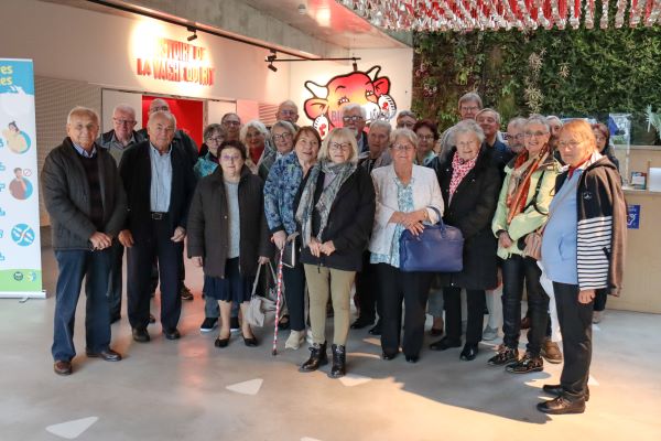 <div>Photo de groupe des adhérents présents à la Maison de la Vache qui Rit &nbsp;</div>